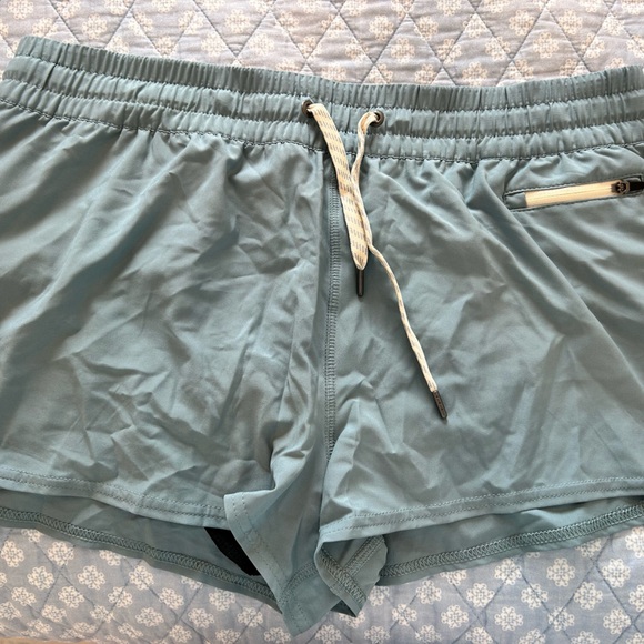 Vuori Clementine Shorts NWOT size L - Picture 2 of 3